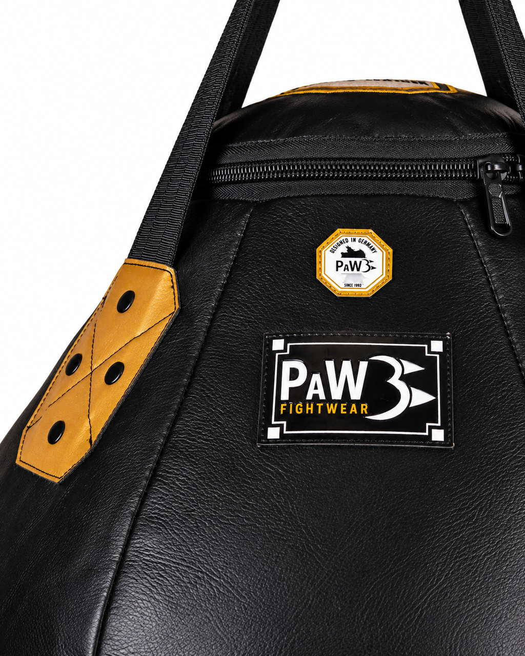 PAW Golden Era Uppercut Boxsack aus schwarzem Echtleder mit PAW Fightwear Logo, Reißverschluss und verstärkter Aufhängung mit goldfarbenen Lederdetails.