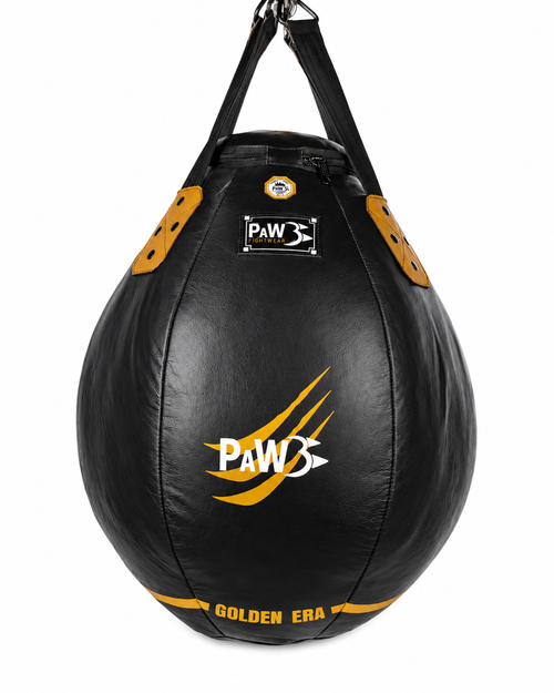 Schwarzer PAW Golden Era Uppercut Boxsack aus Echtleder in Tropfenform mit goldfarbenem PAW Logo und Nylon-Aufhängung für Boxen und Muay Thai.
