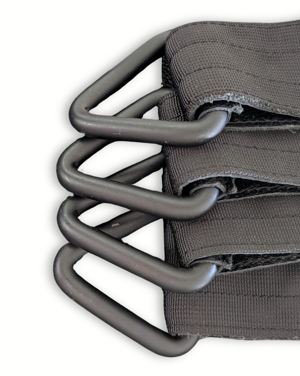 Detailaufnahme der schwarzen Nylon-Aufhängung des PAW Golden Era Uppercut Boxsacks mit stabilen Metallösen und verstärkten Schlaufen.
