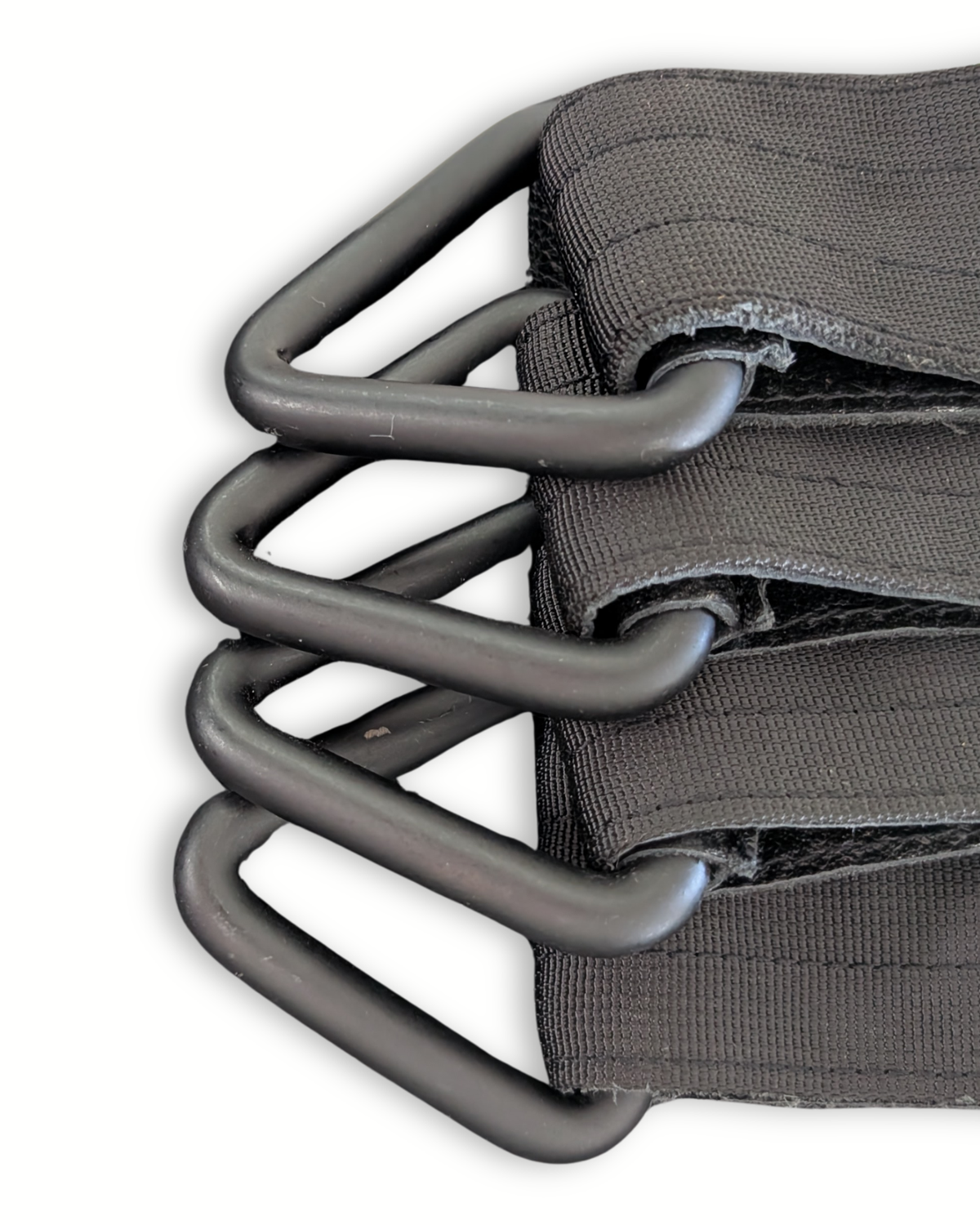 Detailaufnahme der schwarzen Nylon-Aufhängung des PAW Golden Era Uppercut Boxsacks mit stabilen Metallösen und verstärkten Schlaufen.