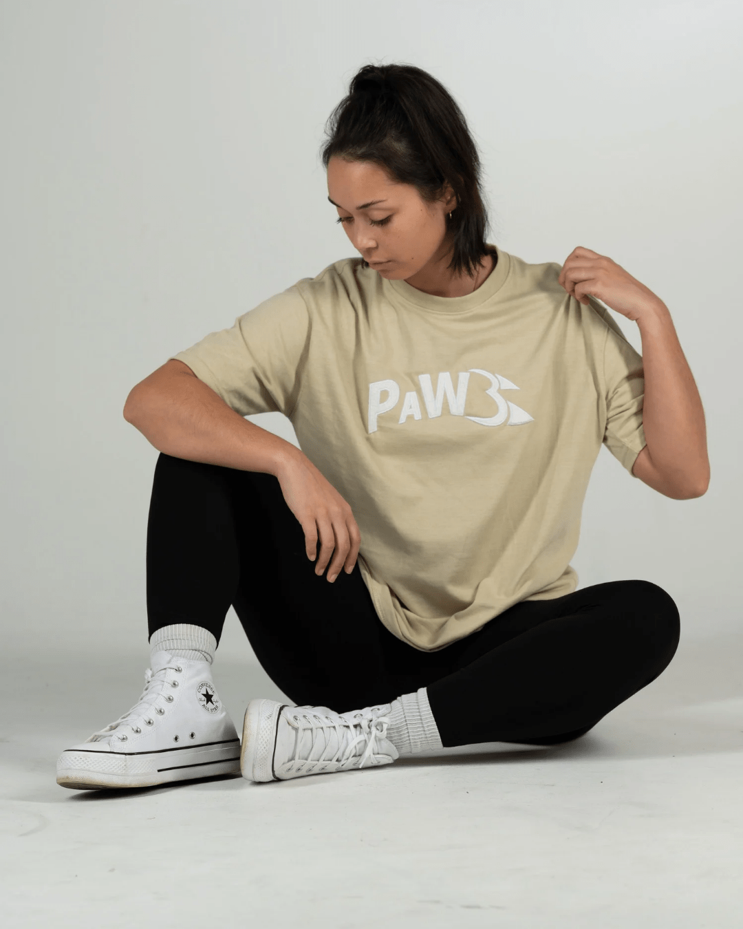 PAW Fightwear Oversize Shirt für Damen in Beige – Unisex T-Shirt mit PAW Logo