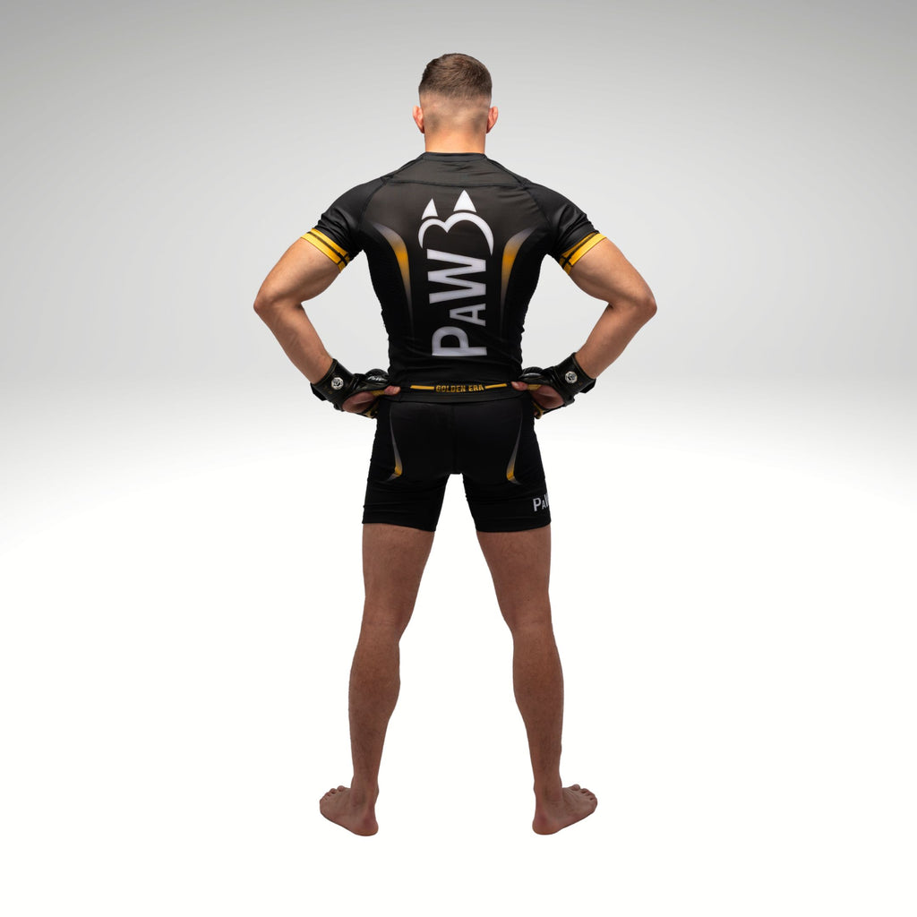 Rückenansicht eines MMA Kämpfers mit PAW Compression Shirt und MMA Handschuhen in Schwarz und Gold