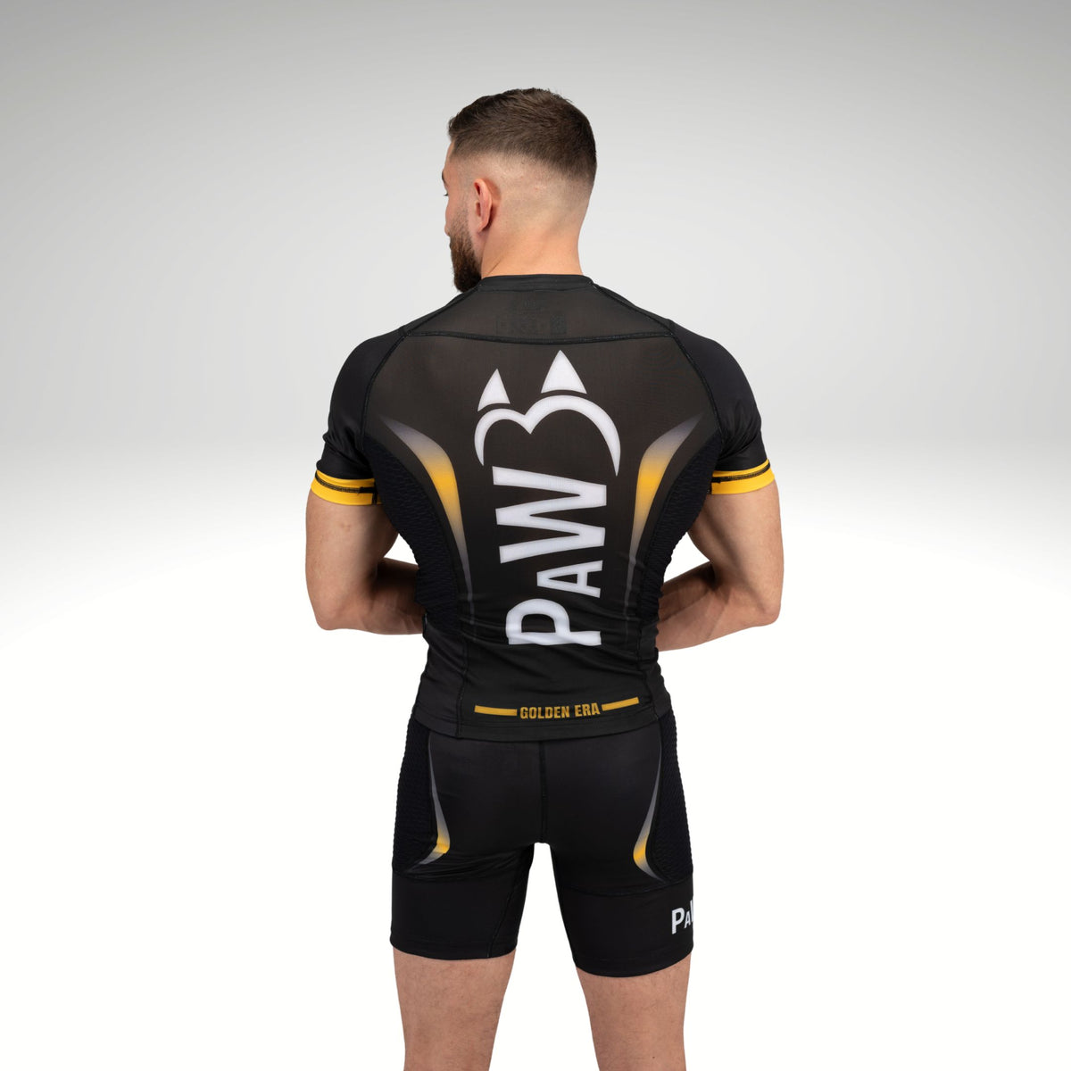 PAW MMA Rashguard für Herren in Schwarz und Gold – Rückenansicht des Compression Shirts für MMA und Kampfsport