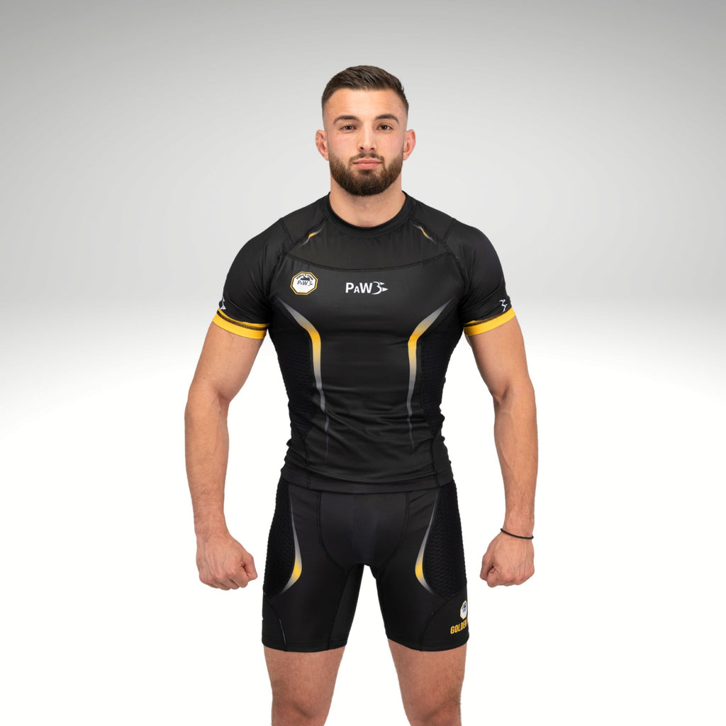 PAW MMA Rashguard für Herren in Schwarz und Gold – Vorderansicht des Compression Shirts für MMA und Kampfsport