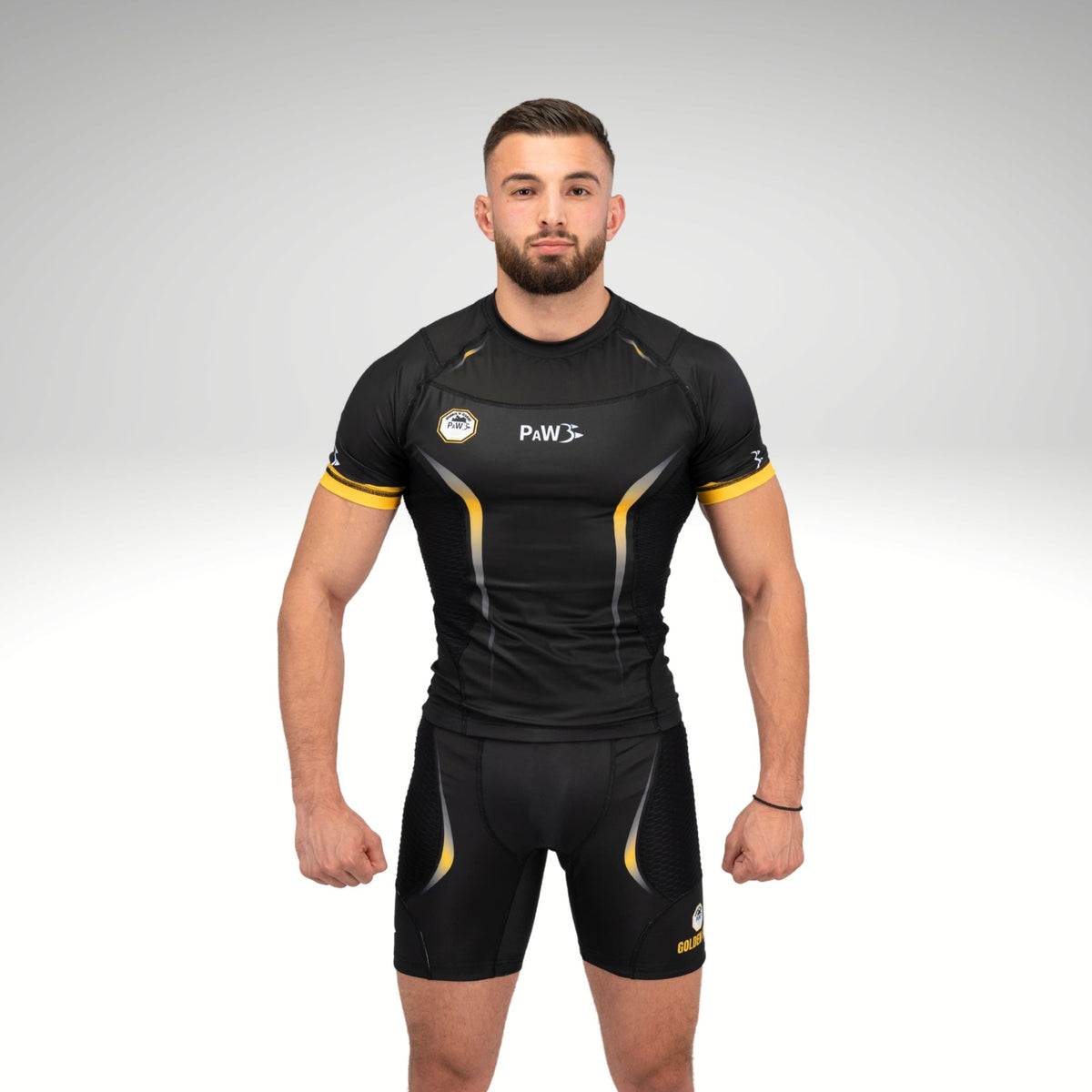 PAW MMA Rashguard für Herren in Schwarz und Gold – Vorderansicht des Compression Shirts für MMA und Kampfsport