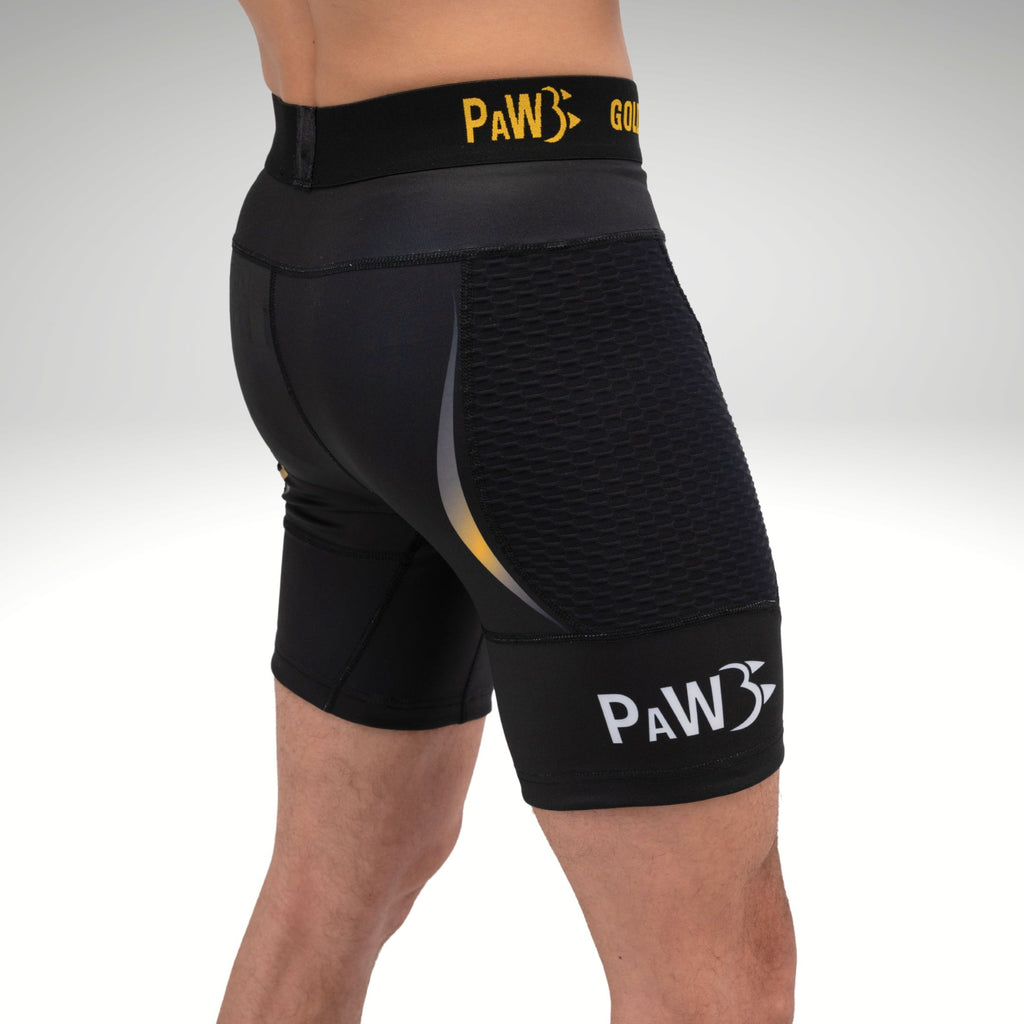 PAW MMA Shorts für Herren in Schwarz und Gold – Seitenansicht der Fight Shorts für MMA, Grappling und Kampfsport