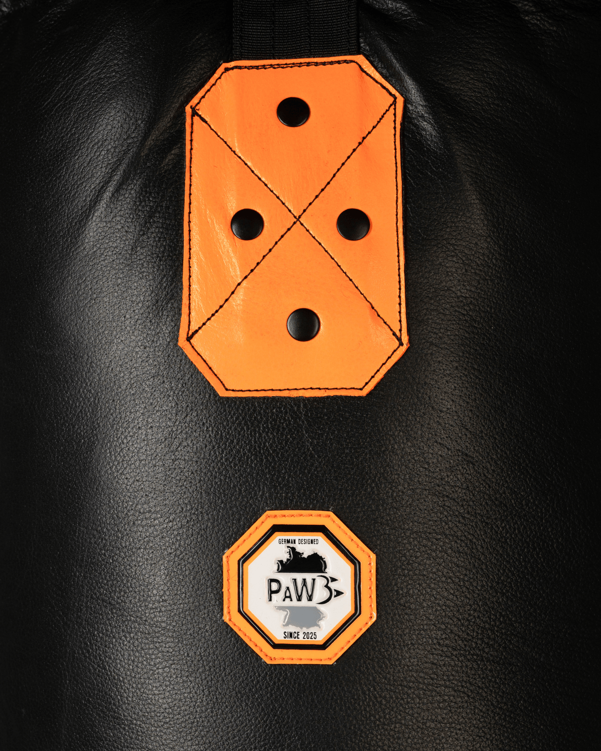 PAW Boxsack aus Echtleder 180 x 40 cm – Detailansicht der verstärkten Aufhängung in Schwarz und Orange