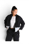 AW CHINARI Damen Tracksuit in Schwarz mit weißen Linien – Frau in kompletter Trainingsanzug-Kombination
