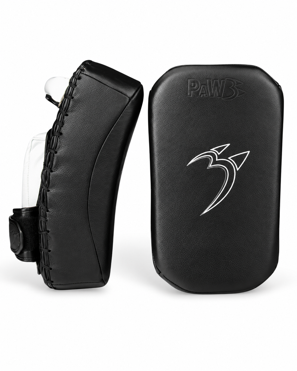 Schwarze PAW PBS-Crush Muay Thai Pads in Front- und Seitenansicht mit gebogener Schlagfläche, weißem PAW Logo und verstärkter seitlicher Schnürung.