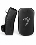 Schwarze PAW PBS-Crush Muay Thai Pads in Front- und Seitenansicht mit gebogener Schlagfläche, weißem PAW Logo und verstärkter seitlicher Schnürung.