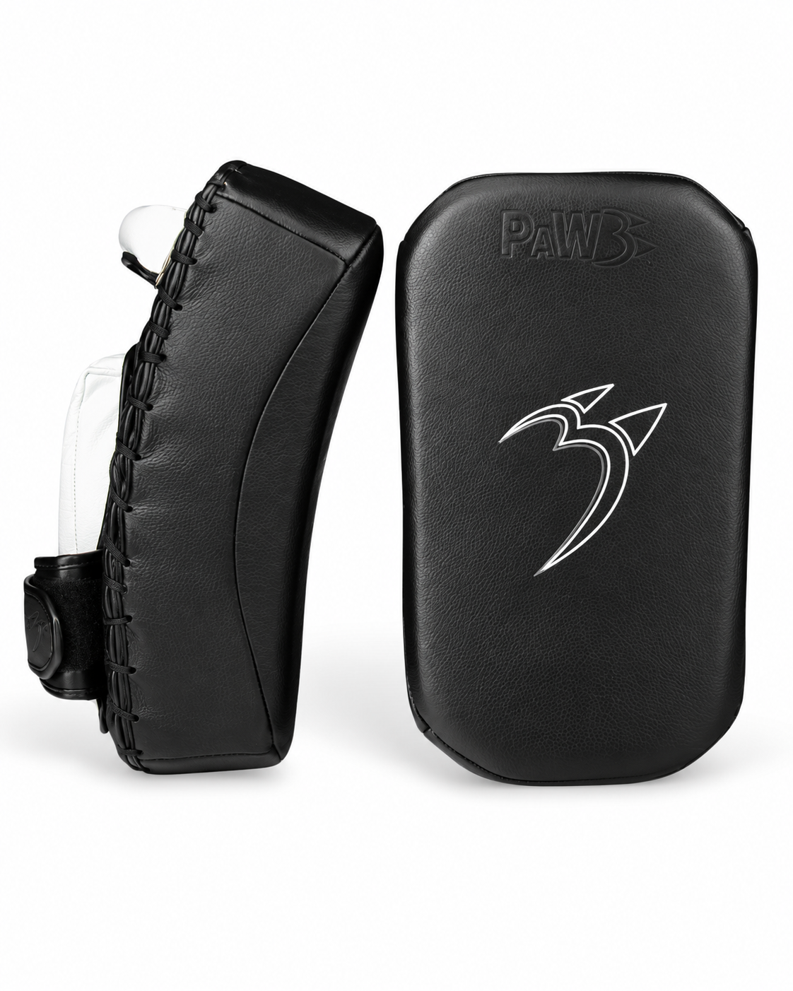 Schwarze PAW PBS-Crush Muay Thai Pads in Front- und Seitenansicht mit gebogener Schlagfläche, weißem PAW Logo und verstärkter seitlicher Schnürung.