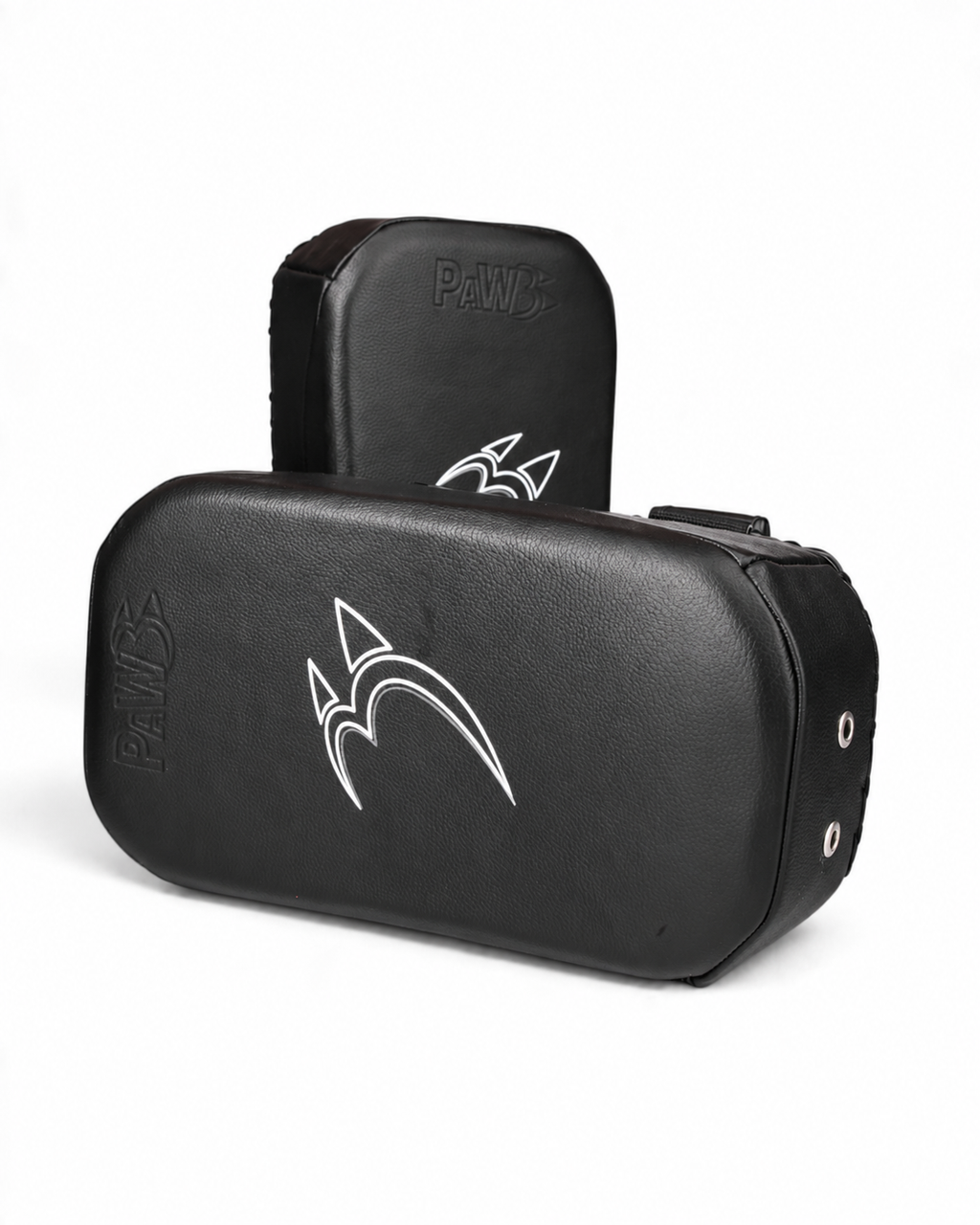 Zwei schwarze PAW PBS-Crush Muay Thai Pads mit gepolsterten Schlagflächen, weißem PAW Logo und robuster Verarbeitung für Thaiboxen und Kickboxen.