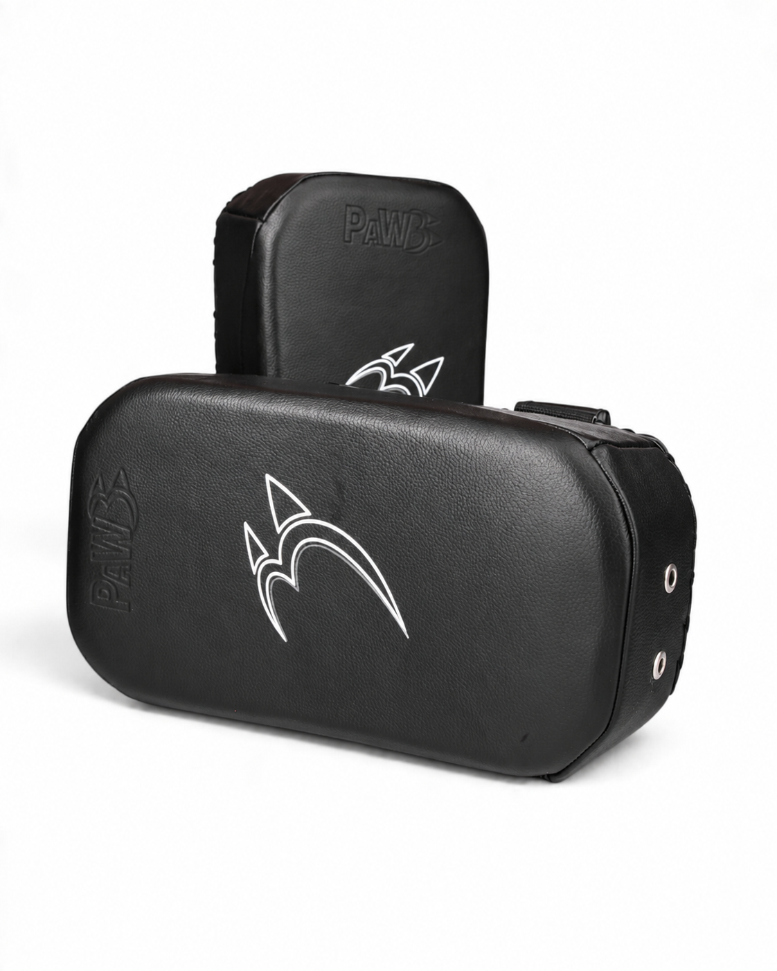 Zwei schwarze PAW PBS-Crush Muay Thai Pads mit gepolsterten Schlagflächen, weißem PAW Logo und robuster Verarbeitung für Thaiboxen und Kickboxen.