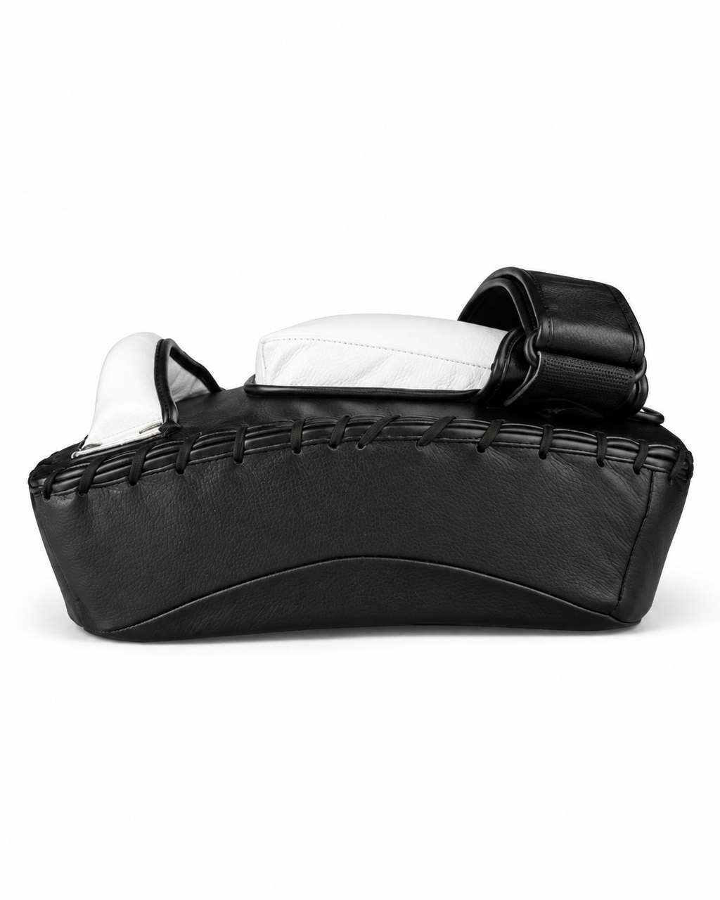 Schwarzes PAW PBS-Crush Muay Thai Pad in Seitenansicht mit gebogener Form, verstärkter Schnürung, weißer Innenpolsterung und gepolstertem Handgriff.