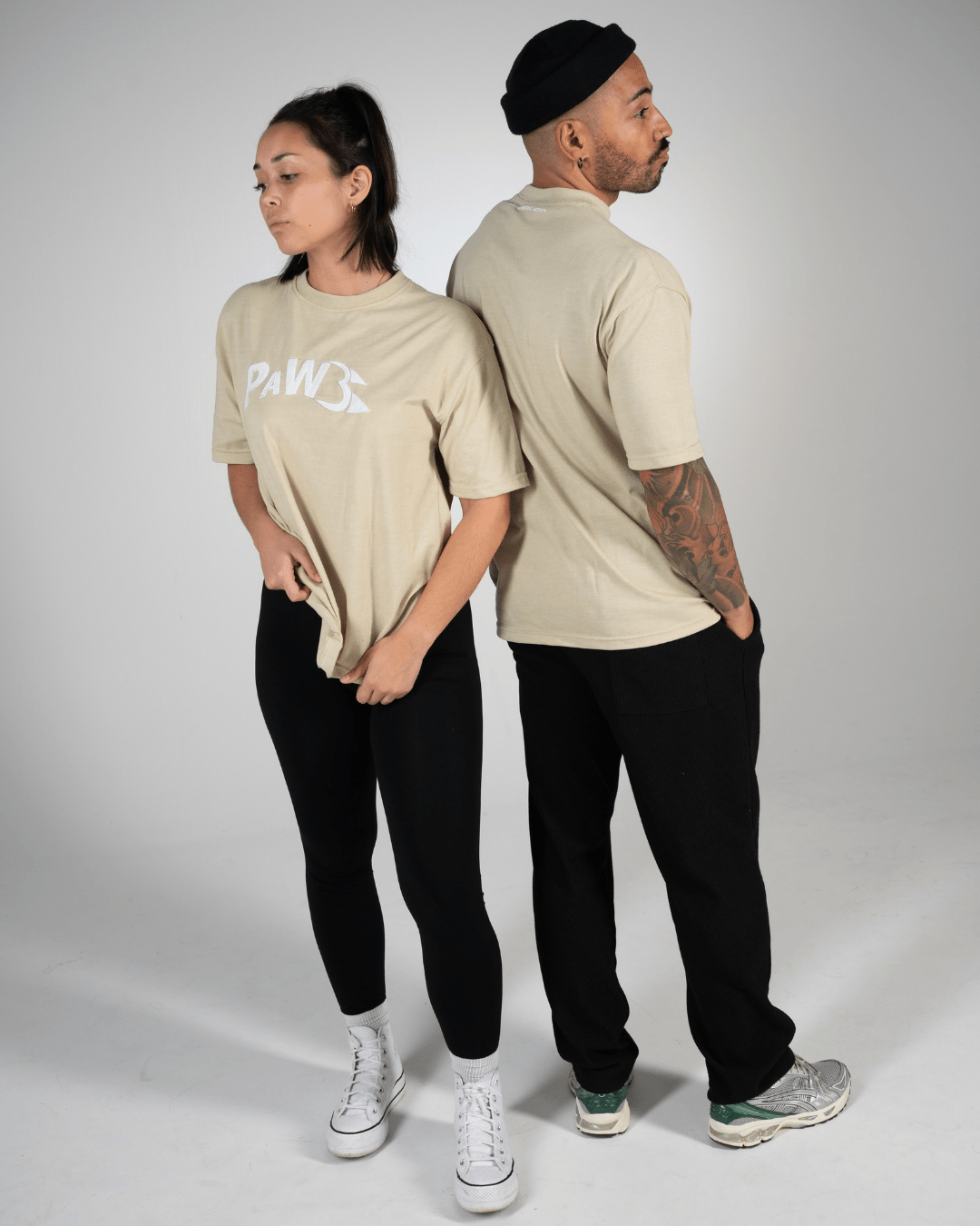 PAW Fightwear Oversize Shirt in Beige für Damen und Herren – Unisex T-Shirt mit PAW Logo in Vorder- und Rückansicht