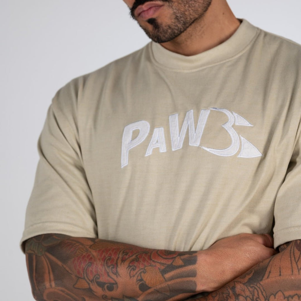 PAW Fightwear Oversize Shirt für Herren in Beige – Detailansicht des gestickten PAW Logos