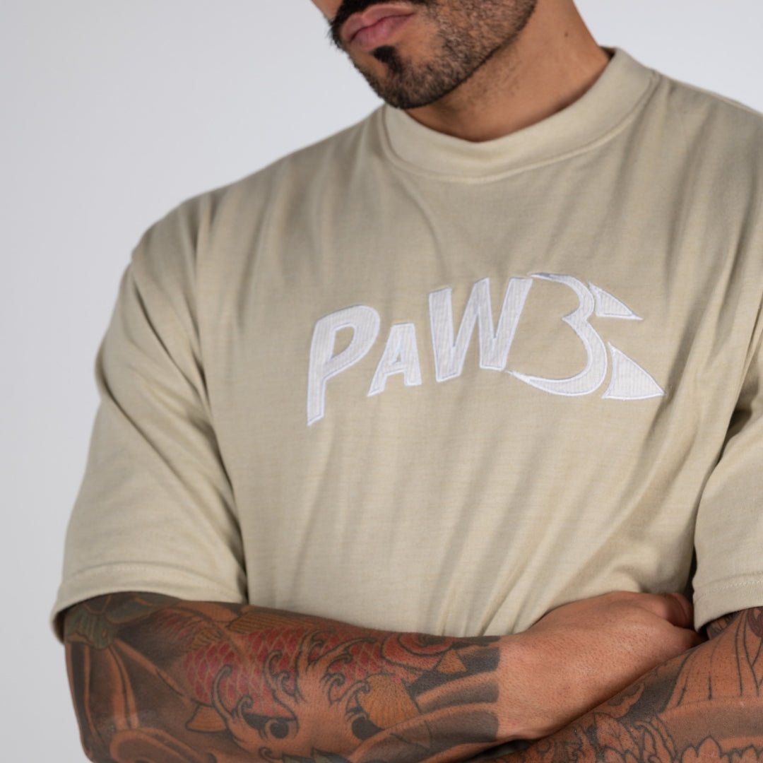 PAW Fightwear Oversize Shirt für Herren in Beige – Detailansicht des gestickten PAW Logos