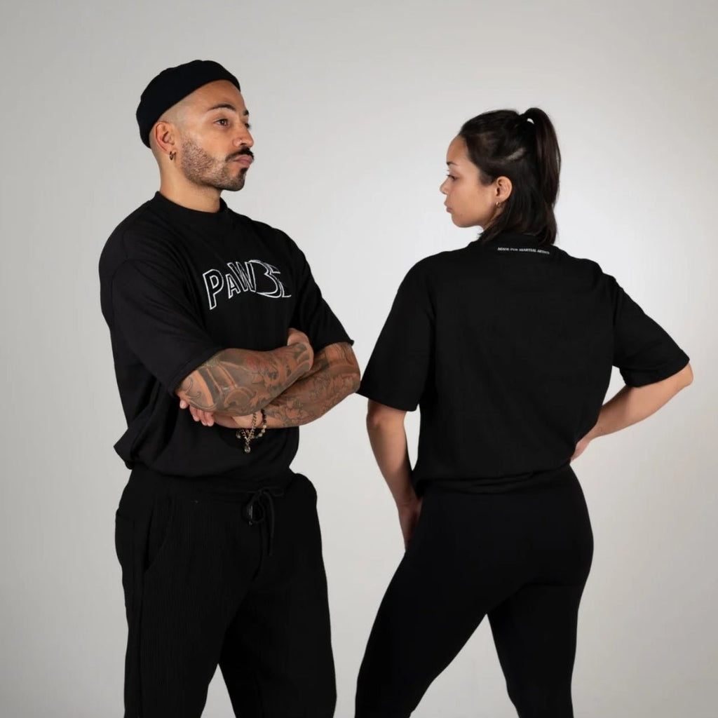 PAW Fightwear Oversize Shirt in Schwarz für Damen und Herren – Vorder- und Rückansicht des Unisex T-Shirts