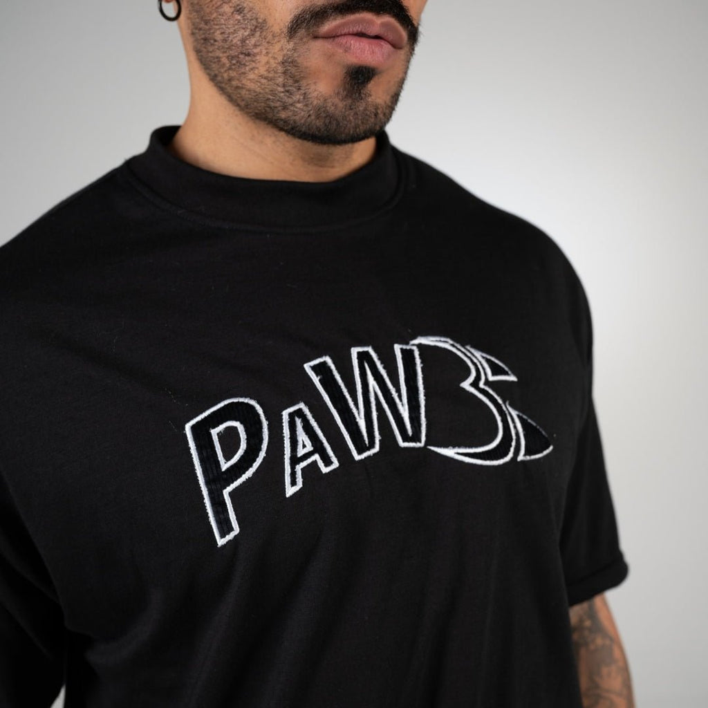 PAW Fightwear Oversize Shirt für Herren in Schwarz – Detailansicht des gestickten PAW Logos