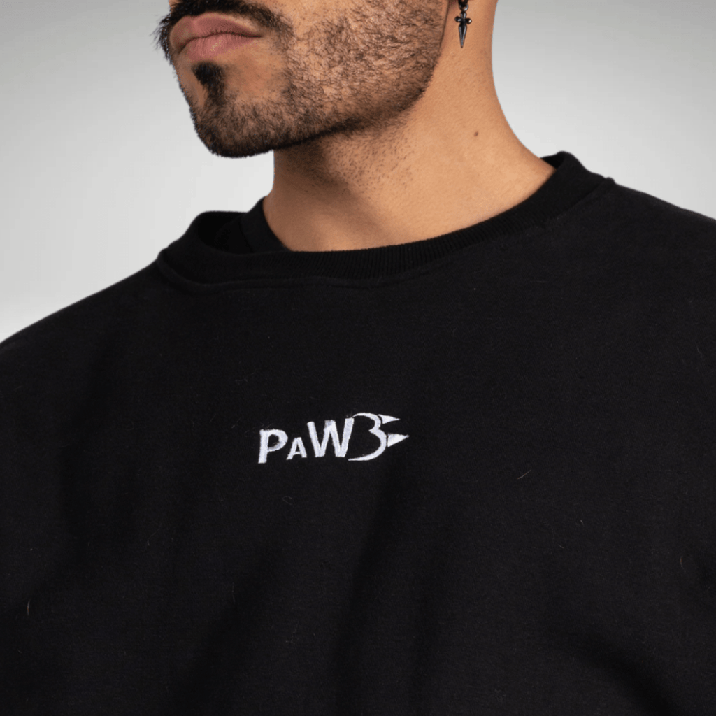 PAW Fightwear Sweatshirt in Schwarz – Detailansicht des gestickten PAW Logos